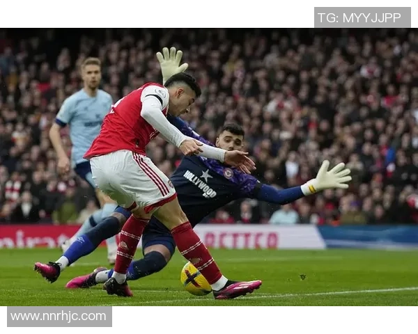 英超激战：里昂逆转拜仁神扑瞬间点燃全场激情